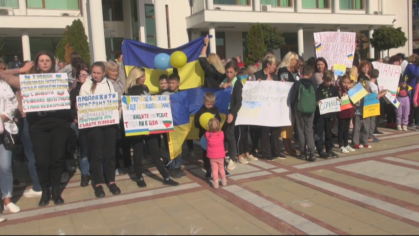 Голям протест на украински бежанци в Приморско. Техните послания са
