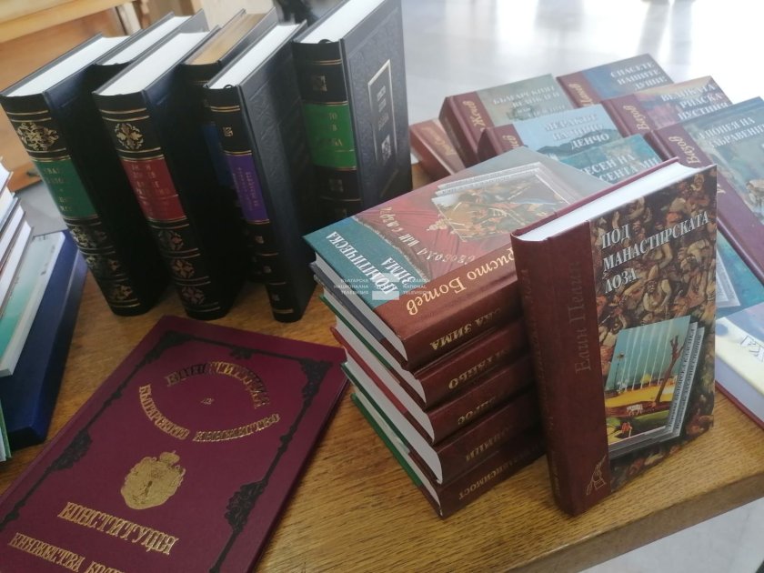 председателят вежди рашидов дари книги народната библиотека пловдив снимки
