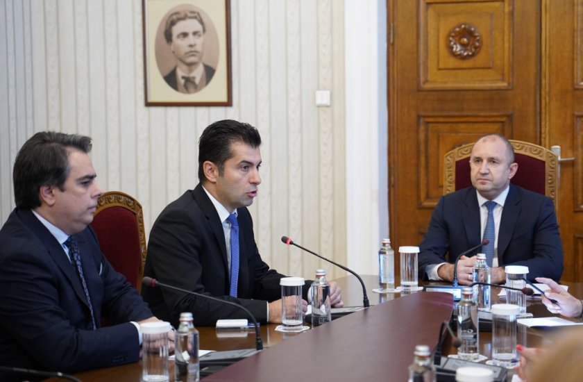 Държавният глава Румен Радев провежда консултации с представители на ПГ