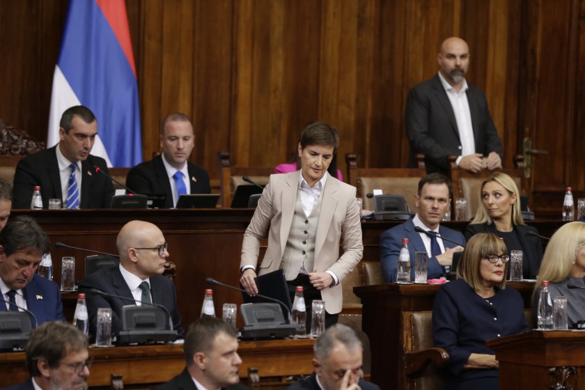 С половин година закъснение Сърбия има ново правителство. Снощи то