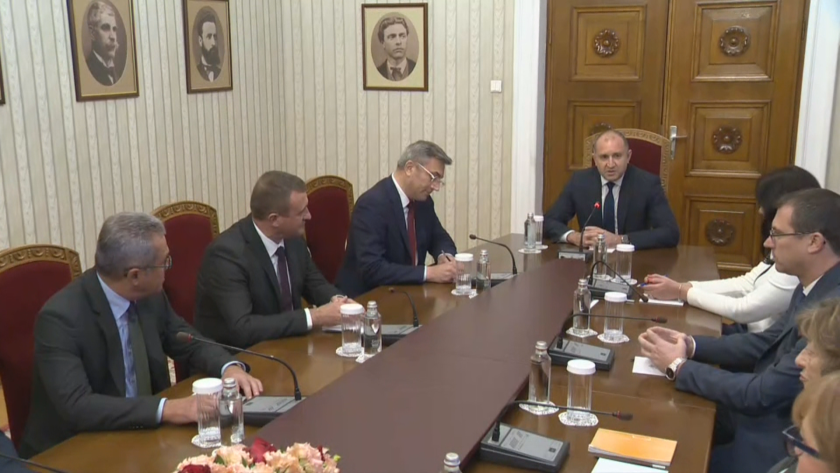 Държавният глава Румен Радев провежда днес консултации с представители на