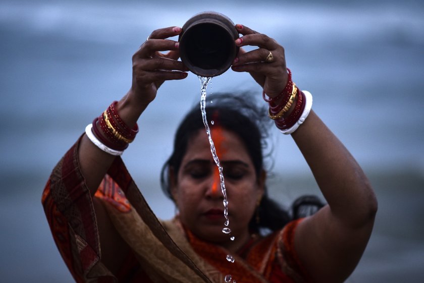Най-малко 132 души са загинали при рухването на висящ мост