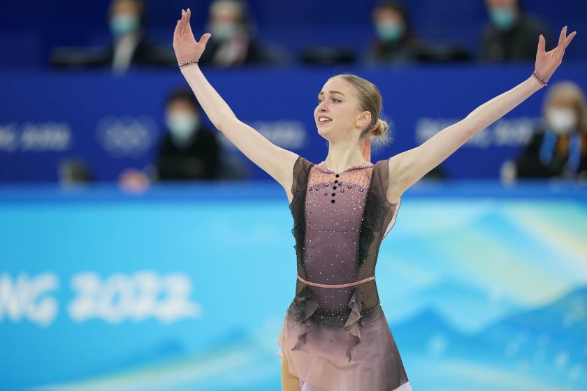 Александра Фейгин заема второ място след кратката програма при жените