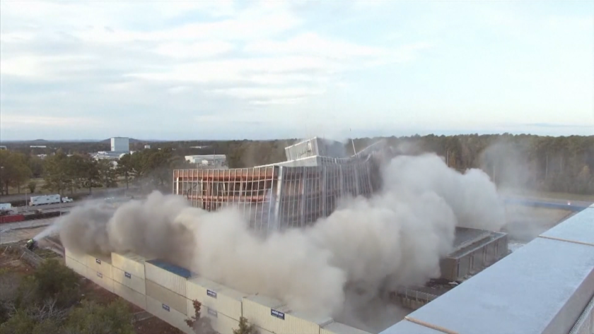 Старо седалище на НАСА беше унищожено чрез имплозия.11-етажнното здание в