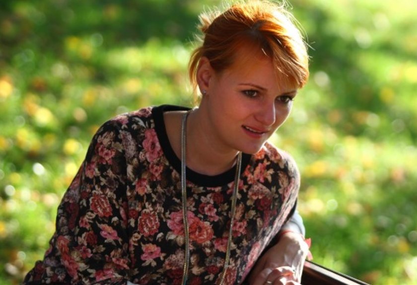 Фотосесия на Рут Колева върху паметник в Перущица предизвика обществено недоволство