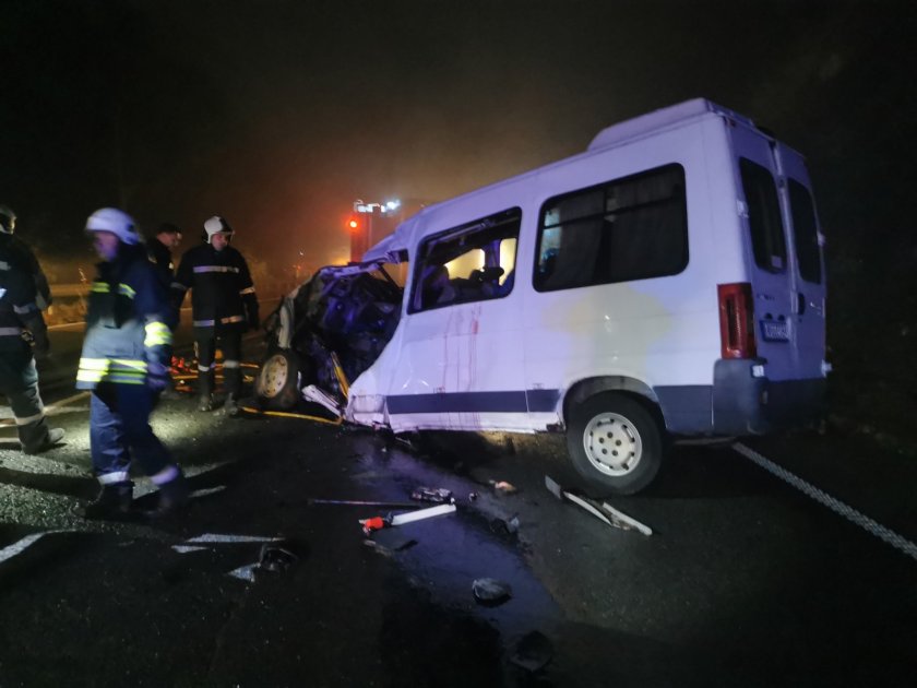 Катастрофа между бус, превозващ 6 деца, и ТИР затвори през