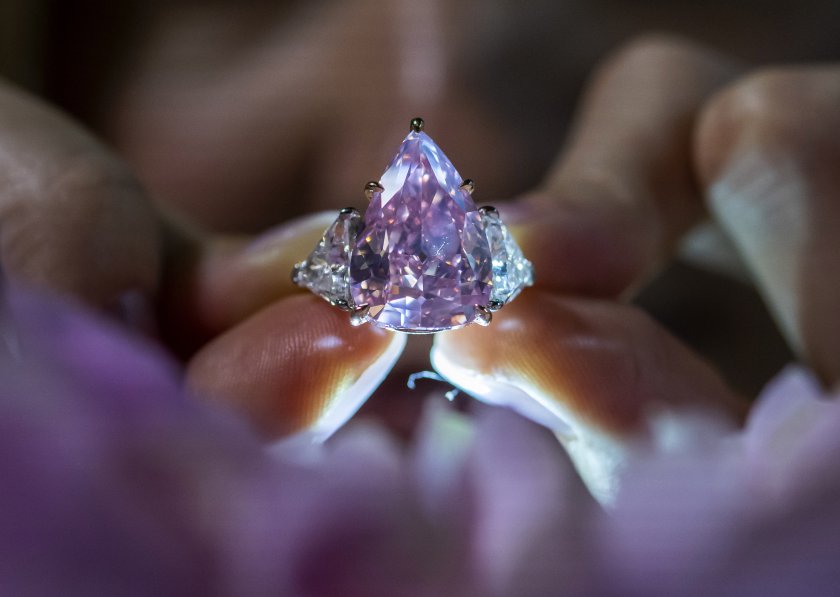 Най-големият крушовиден яркорозов диамант, предлаган на търг, беше продаден за