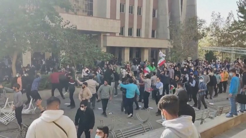 Най-малко 330 души са загинали на протестите в Иран през