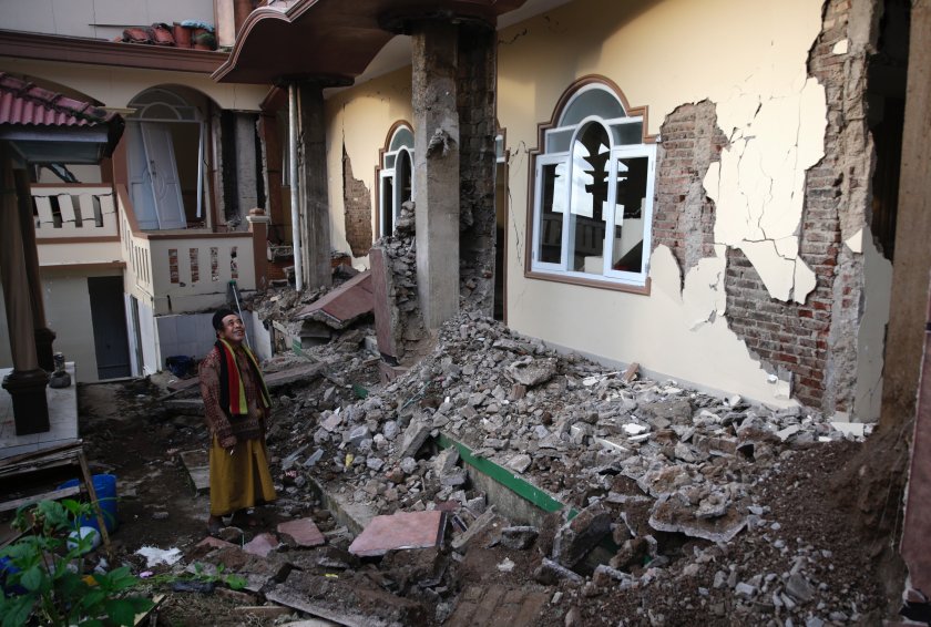 Продължава издирването на оцелели след унищожителното земетресение в Индонезия. 5,6