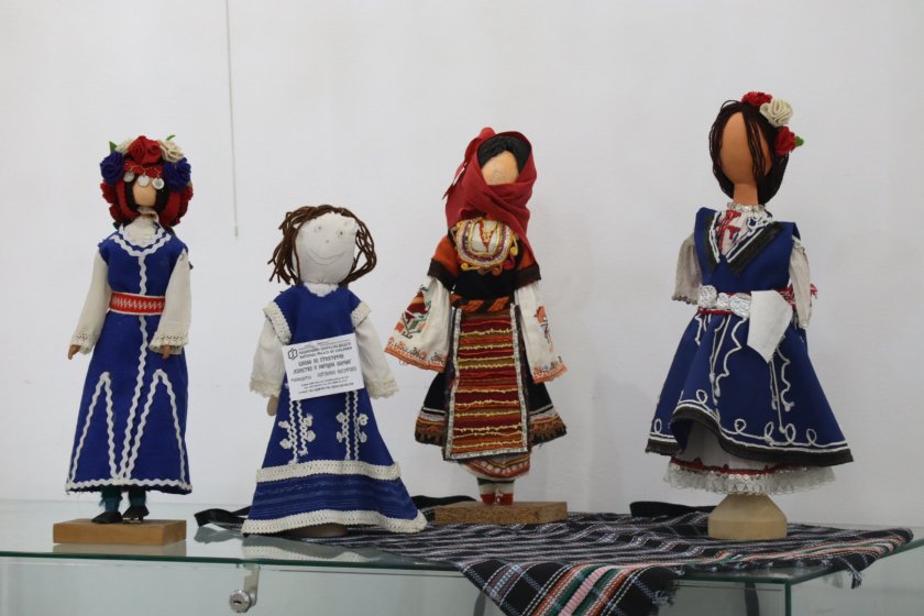 кукли коледари сурвакари показват магията българската народна носия снимки