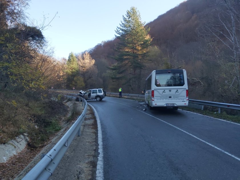 Катастрофа между автобус и джип на пътя за Рилския манастир.