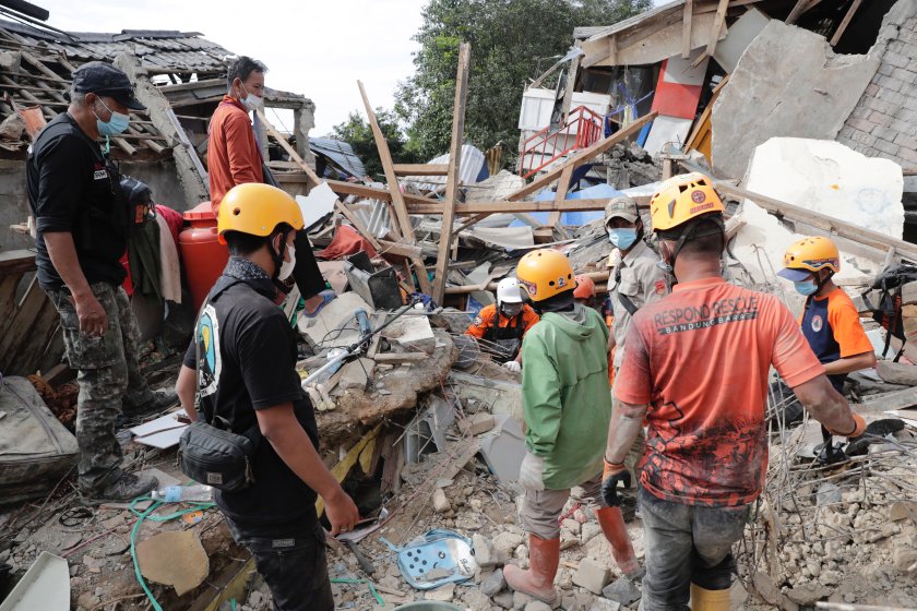 годишно момче оцеля два дни развалините земетресението индонезия