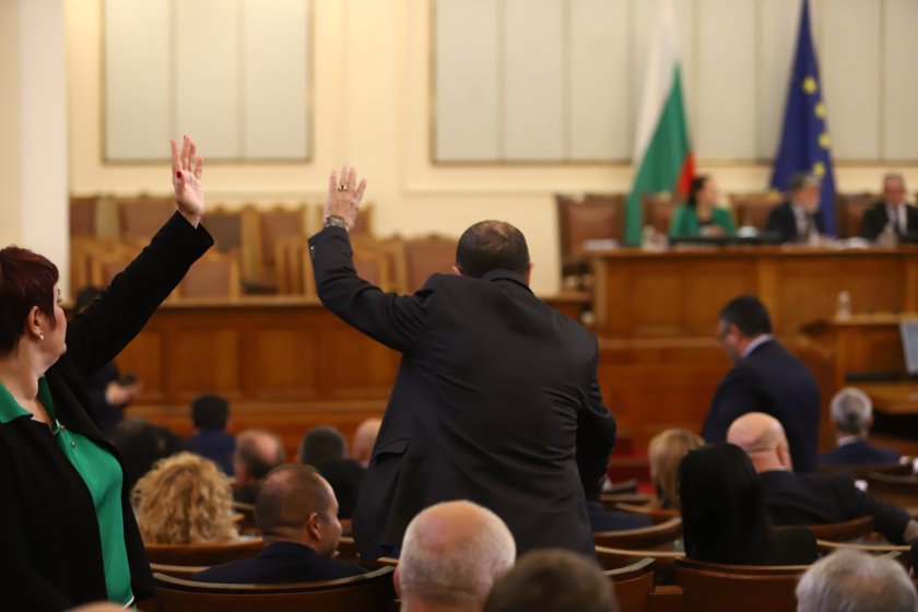 Предлаганите промени в Изборния кодекс и днес разгорещиха страстите в