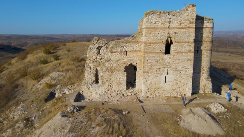 Един от най-известните антични и средновековни извори - крепостта Букелон