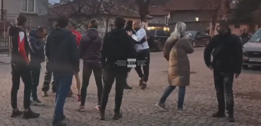 Местни хора и доброволци от акцията по издирването на Сашко