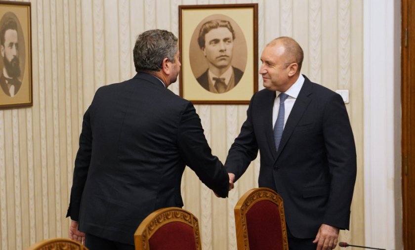 Президентът ще връчи третия мандат след Нова година, за да няма избори януари и февруари