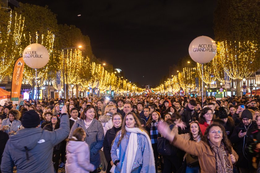 Коледна атмосфера в Париж - включиха традицонното осветление на "Шанз-Елизе"
