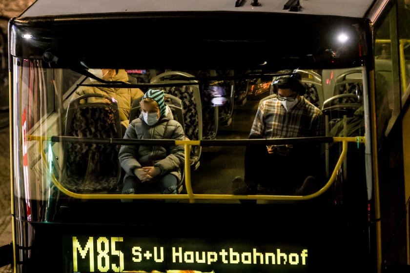 германия остава носенето маски обществения транспорт дълги разстояния