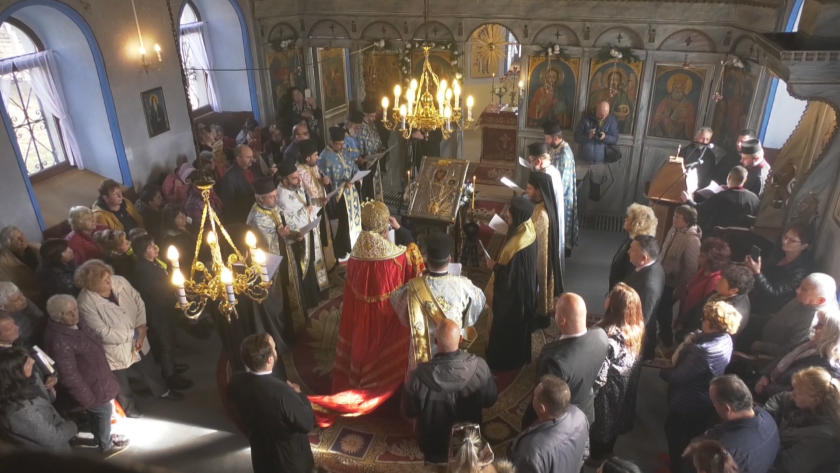 Пловдивският митрополит Николай отслужи молебен в едно от най-пострадалите от