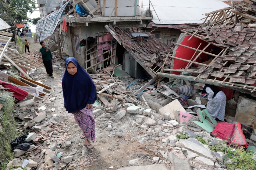 150 души неизвестност земетресението индонезия