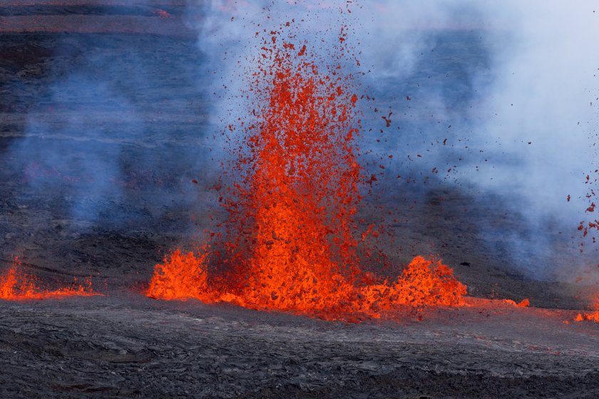 На Хаваите продължава изригването на най-големия действащ вулкан в света