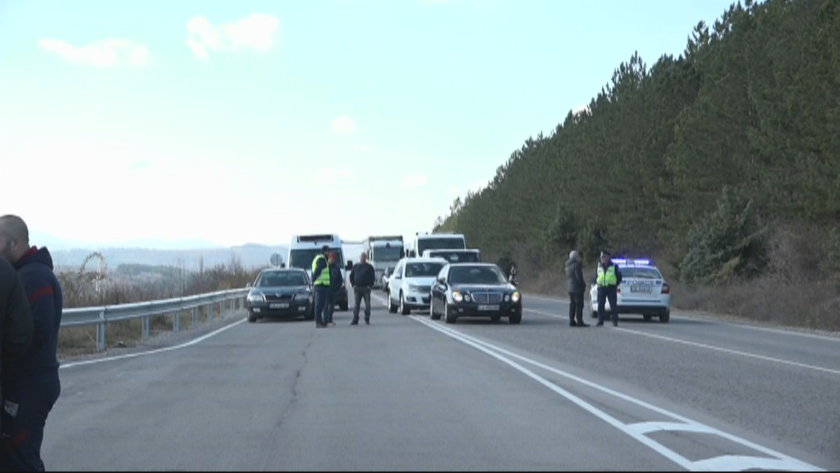 Жителите на Омуртаг блокираха главния път София-Варна заради продължаващото в
