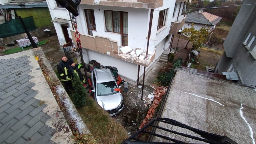 кола падна метра двора къща смолян снимка