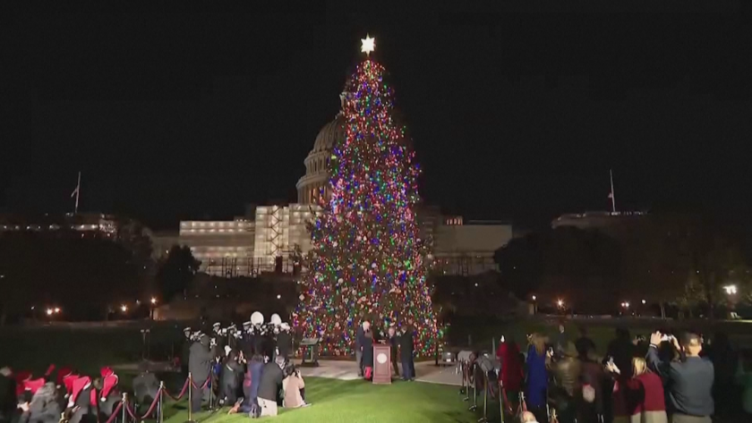 Грейна коледното дърво пред Капитолия.В церемонията участваха председателят на Камарата