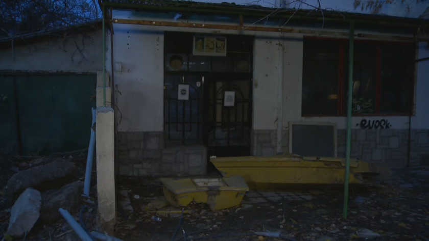 Самонастанили се в изоставена къща в столичния квартал "Лозенец" притесняват местните жители