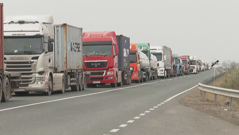 Километрични опашки от камиони на границата с Румъния заради проблемите с тока в Украйна