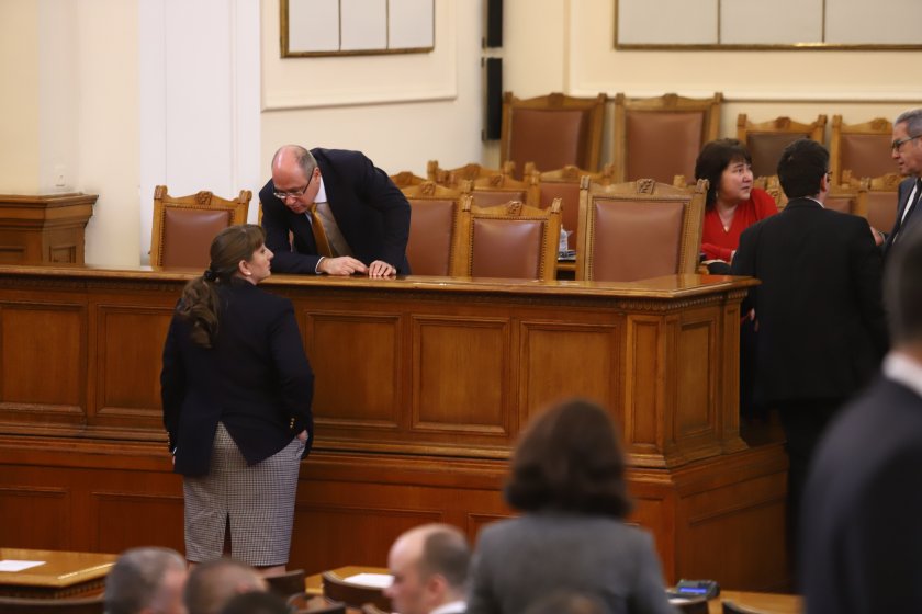 На извънредното заседание депутатите разглеждат удължаването на бюджетите на ДОО,