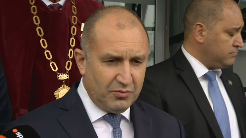 Президентът Румен Радев обяви, че ще връчи първия мандат за