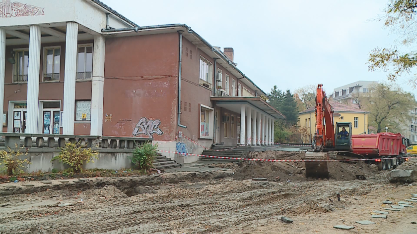 Пътен ремонт в Пловдив събори част от читалищна ограда