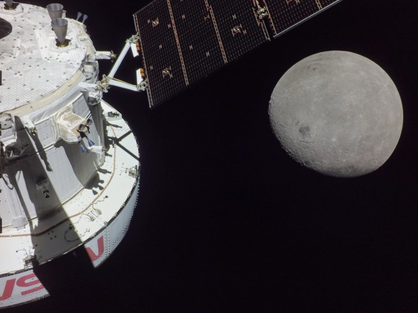Космическият кораб Орион навлезе в орбита около Луната. Това стана