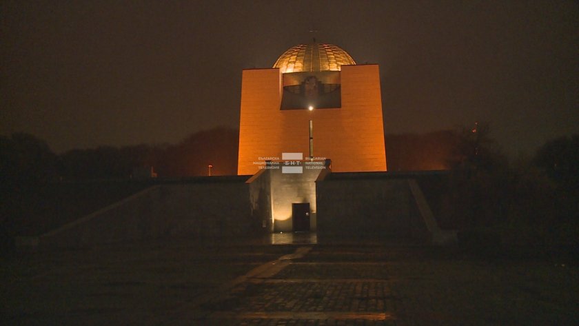Пантеонът на Възрожденците в Русе светна в оранжево срещу насилието над жени