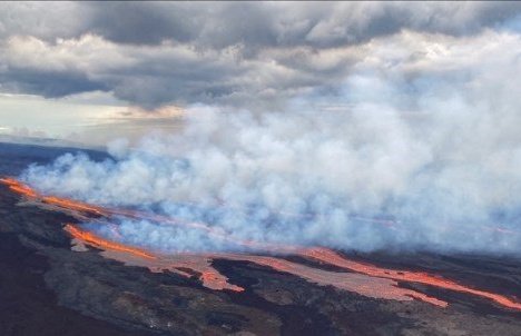 Най-големият вулкан в света Мауна Лоа на Хаваите продължава да