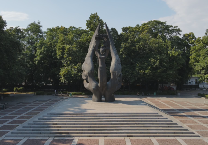 Прокуратурата обвини мъжете, които се качиха с джипове на Паметника на Съединението в Пловдив