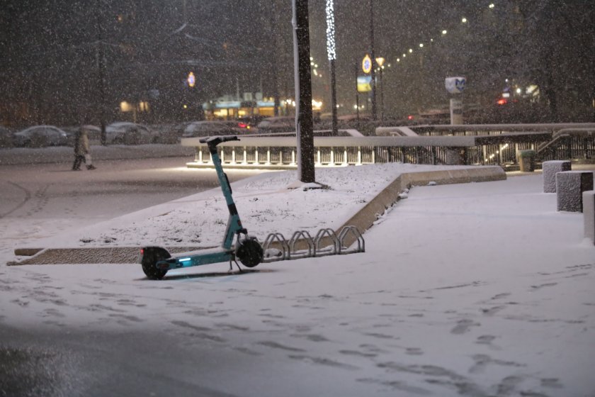 Във връзка със снеговалежа в София започна извършването на обработки