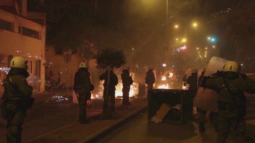 Сблъсъци между протестиращи и полиция в Атина и Солун, 35 души са арестувани
