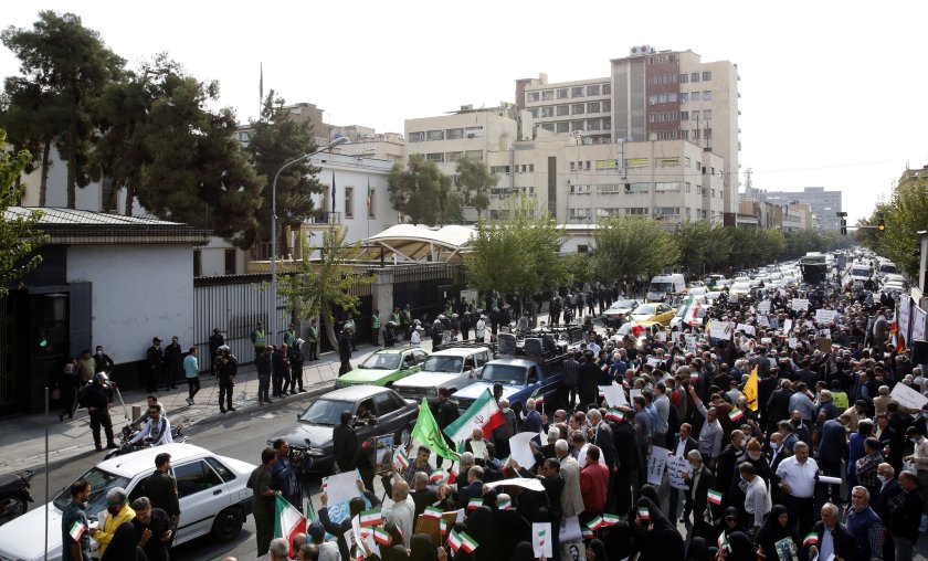 закриват нравствената полиция иран продължават протестите цялата страна