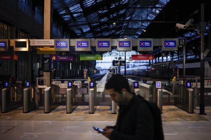 Близо 2/3 от високоскоростните и междуградските влакове във Франция са отменени заради стачка
