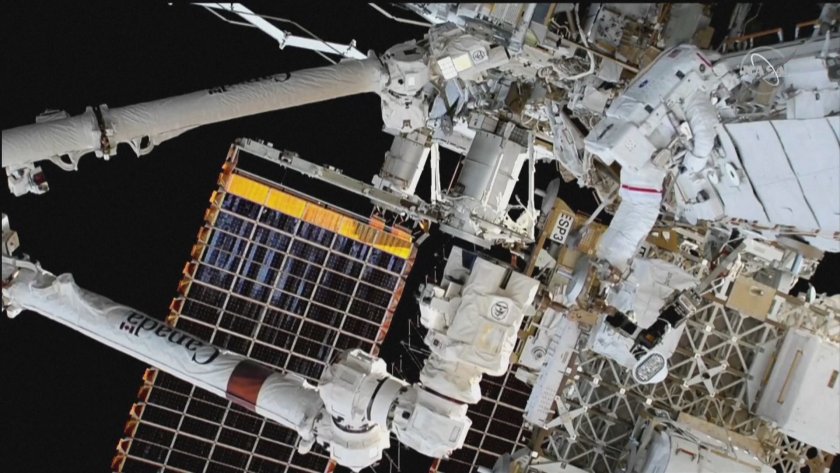НАСА разпространи видео от космическата разходка на двама американски астронавти.В