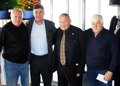 Президентът на Българския футболен съюз Борислав Михайлов поздрави и награди някои от най-славните ни ф утболни легенди в навечерието на най-светлите празници.
