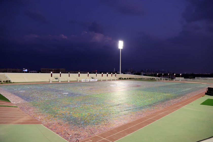 В Катар показаха най-голямата картина в света - с размерите на футболно игрище (СНИМКИ)