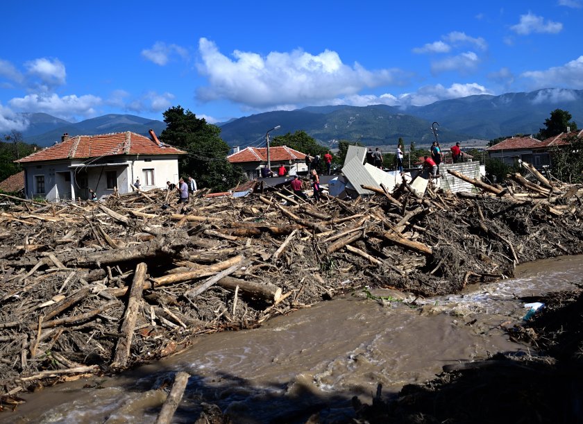 започна раздаването паричната помощ пострадалите наводнението карловско
