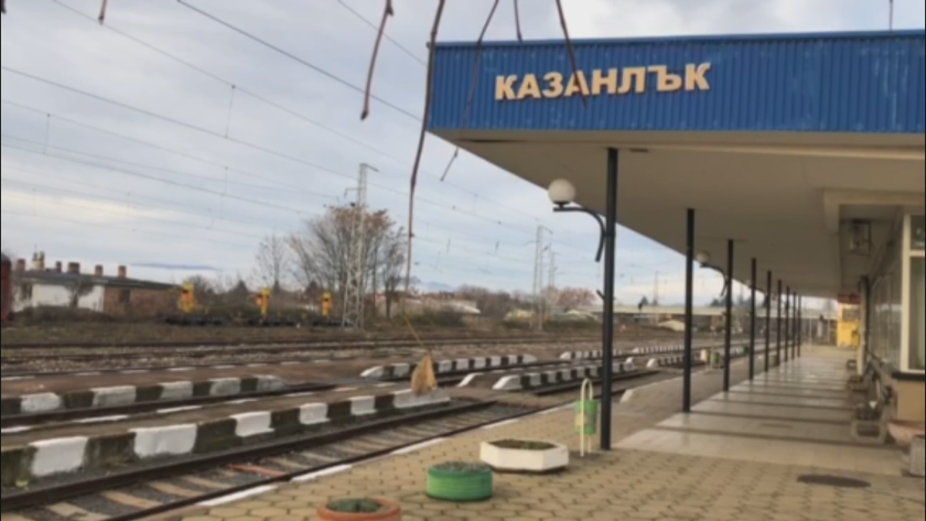 Задържаха шестима мигранти във влака Бургас - София