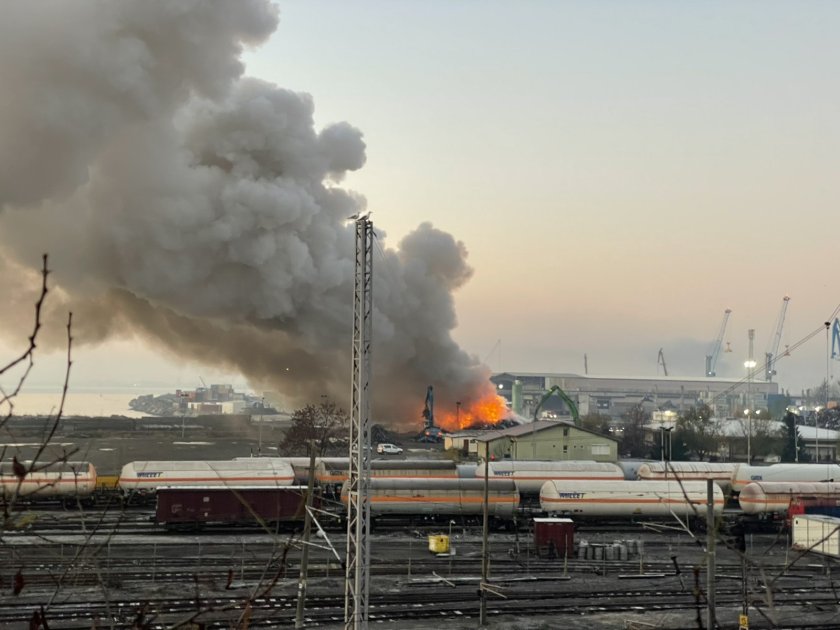 Голям пожар на пристанище Бургас-запад. По информация на полицията горят