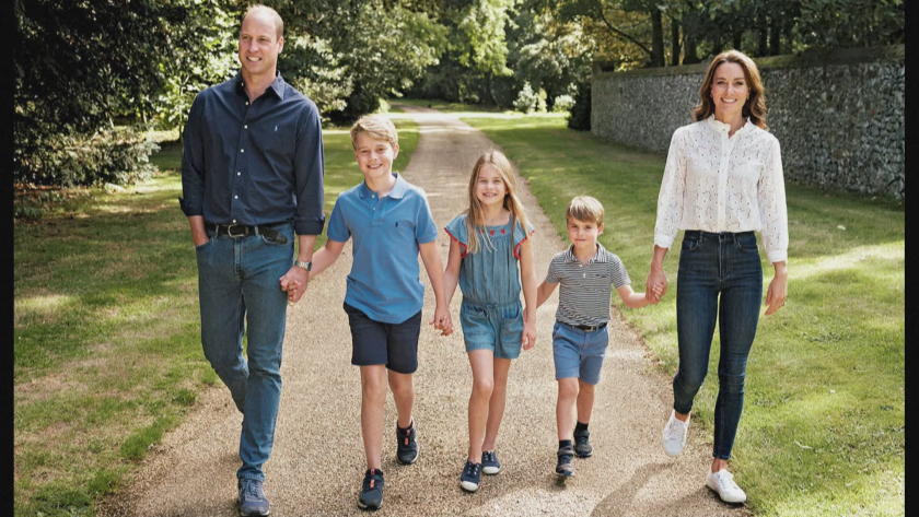 Коледна картичка с принц Уилям, съпругата му Катрин и трите