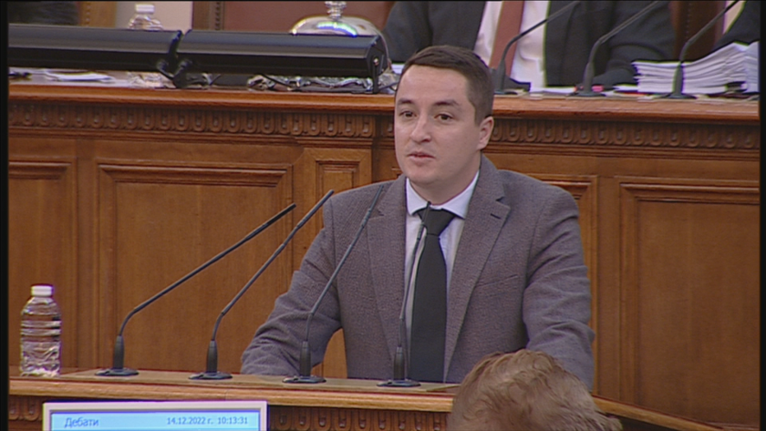 Самият факт, че те трябва да се скрият зад някой,