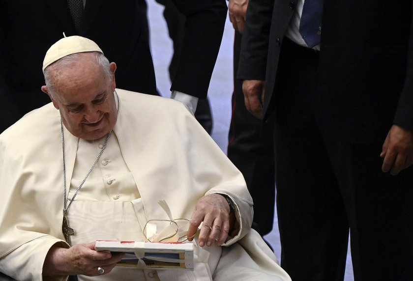 папата отбеляза рожден ден връчи награди благотворителност